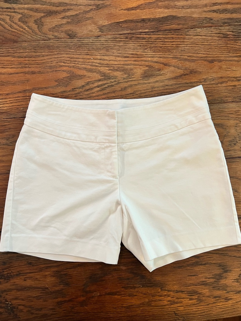 Women’s White Stretch Mid-Rise Shorts